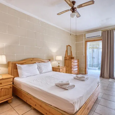 In With Bbq Terrace Apartamento Nadur